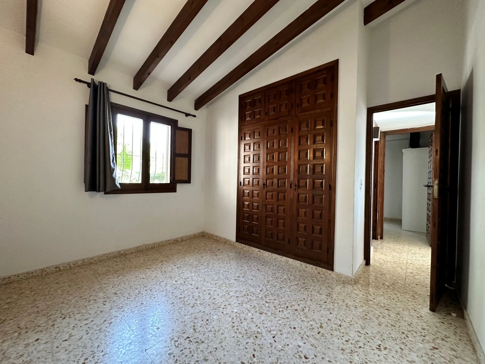 Sea view villa with renovation permit granted