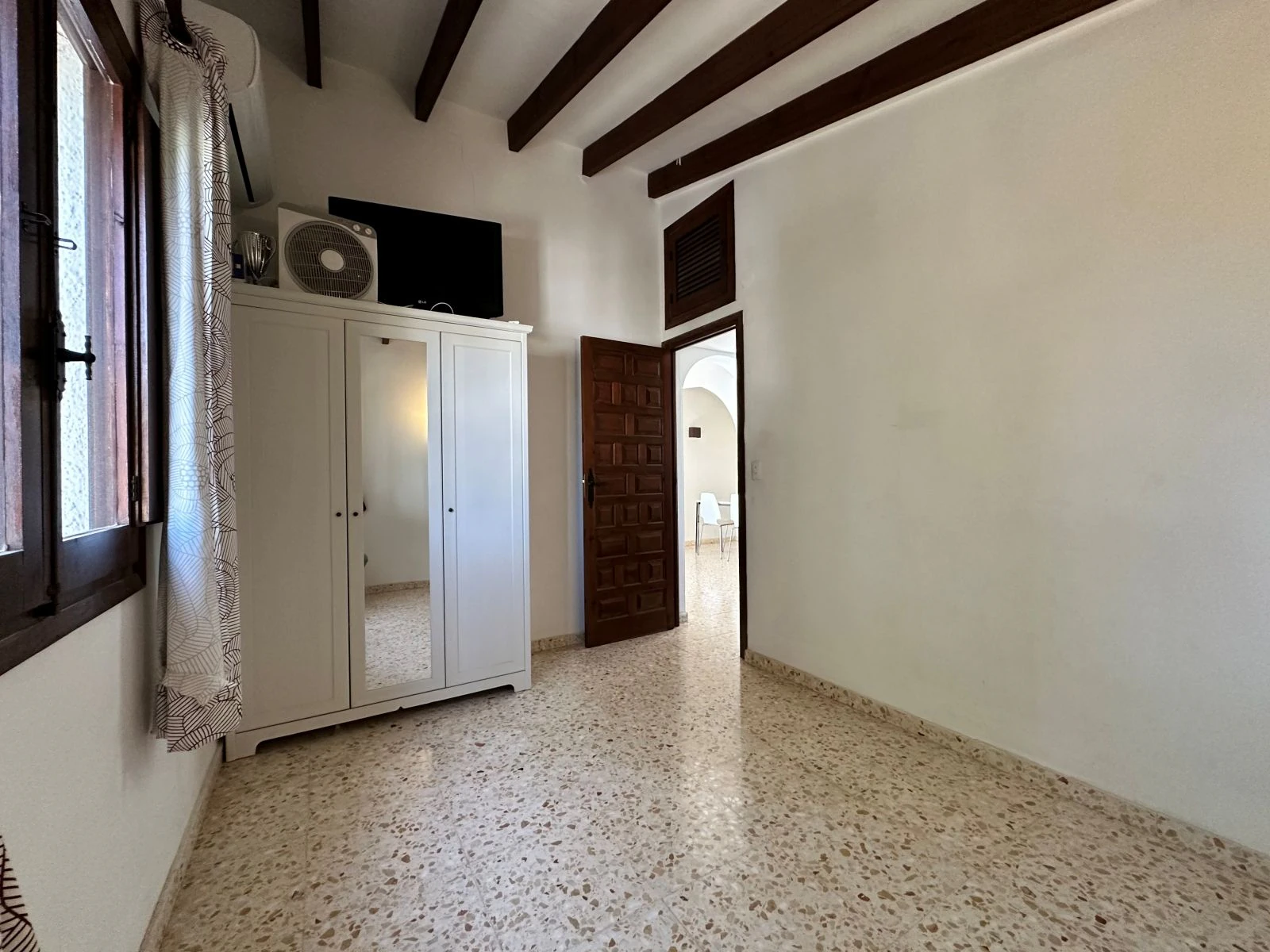 Sea view villa with renovation permit granted