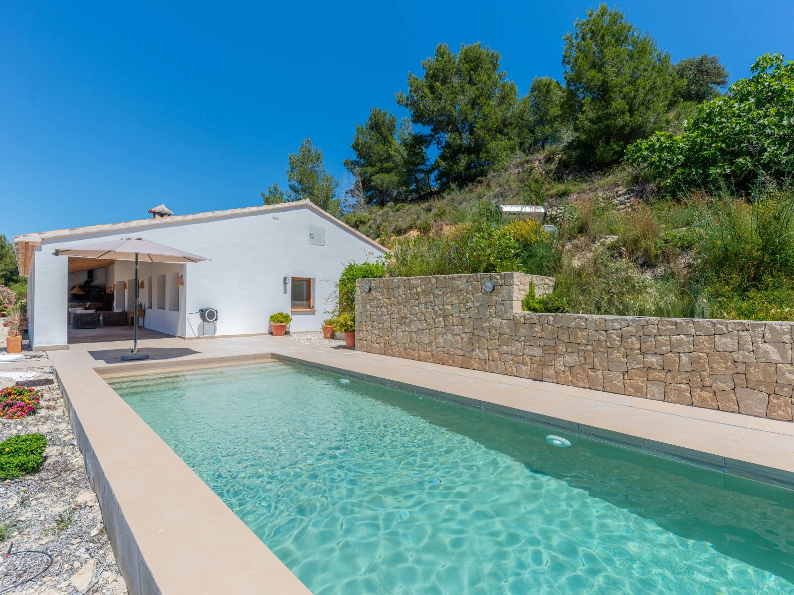 Moderne off-grid Finca / Villa mit Schwimmbad und vollständiger Privatsphäre in Benissa.