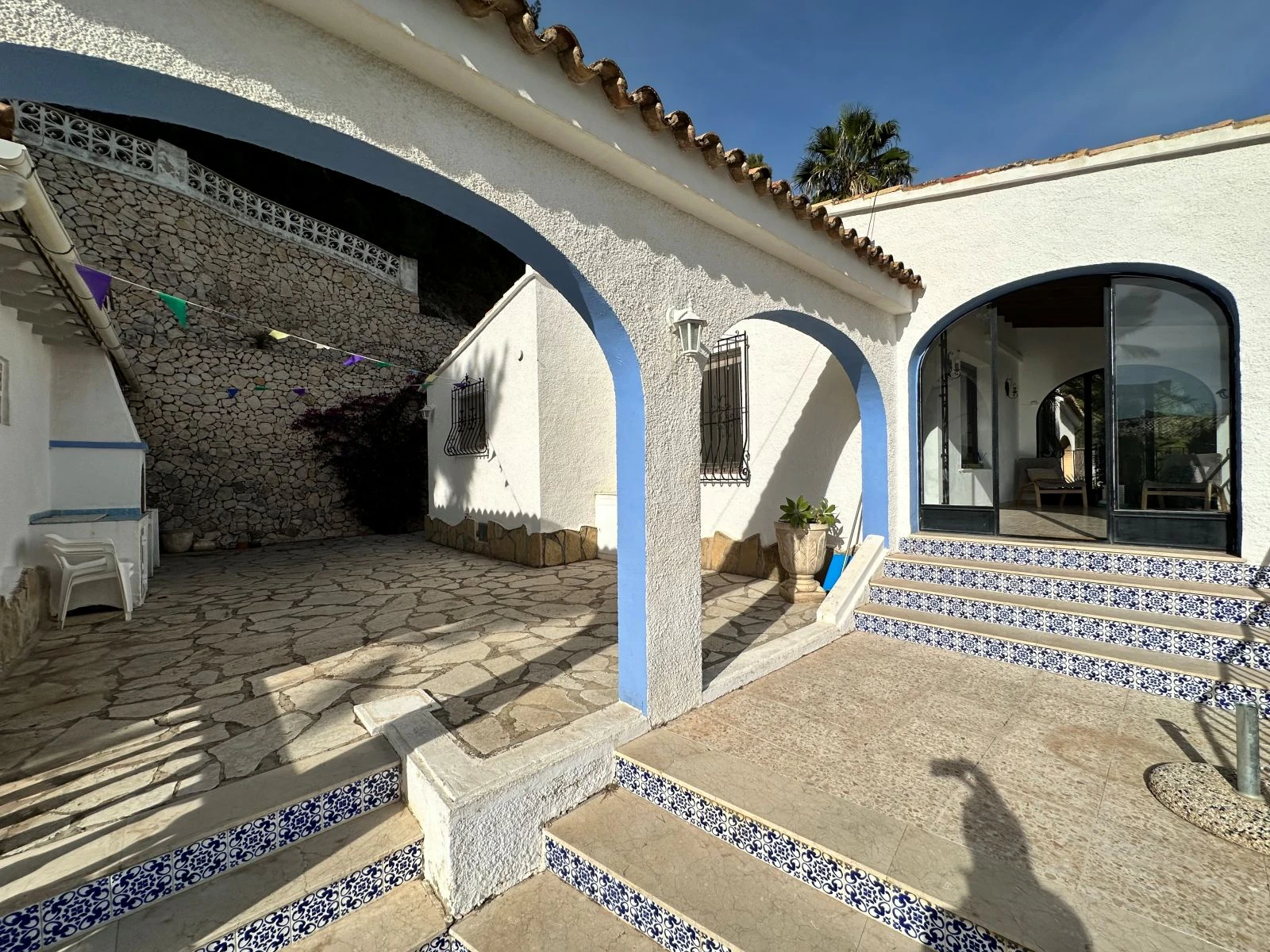 Sea view villa with renovation permit granted