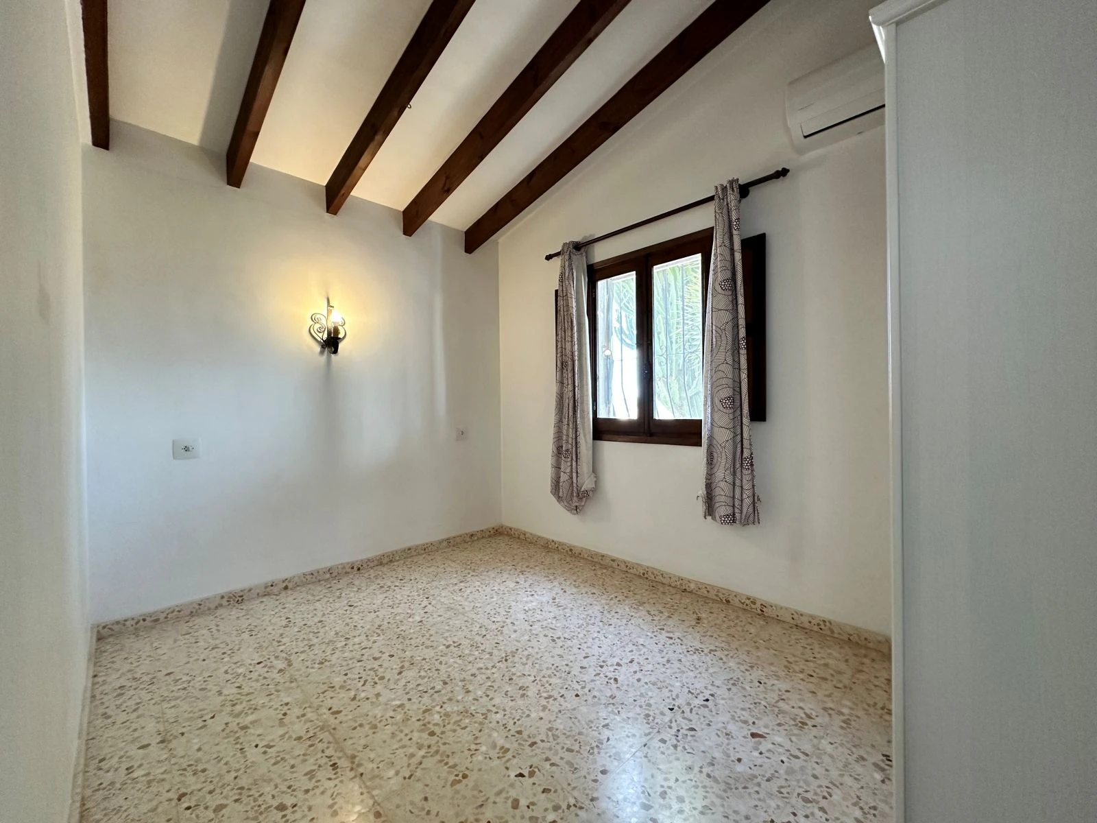 Sea view villa with renovation permit granted