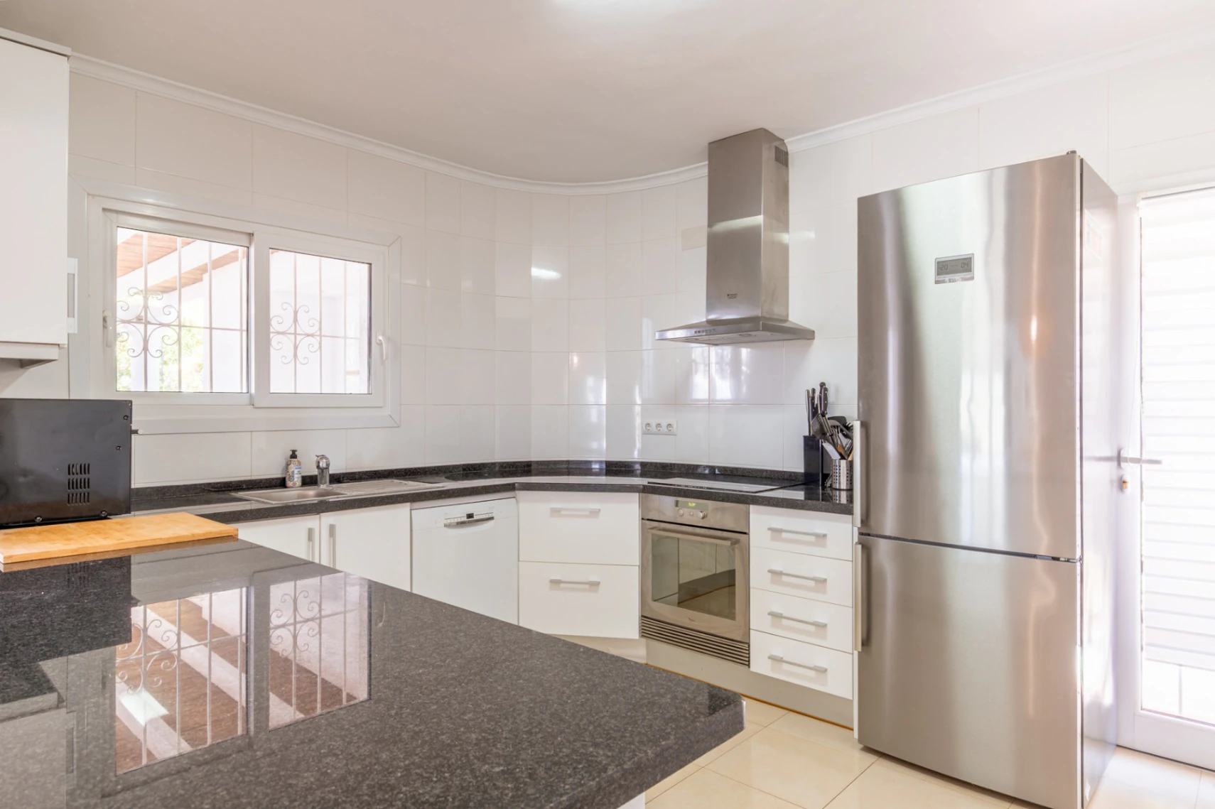 Villa con vistas al mar en venta en Moraira: Amplitud, terrazas y excelente ubicación