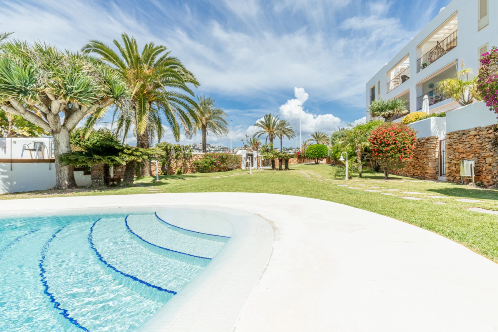 Apartamento de lujo en venta en Moraira centro con gran piscina y orientación sur