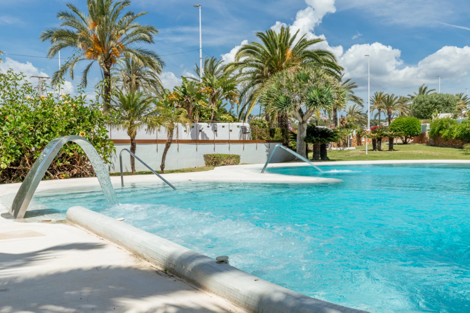 Apartamento de lujo en venta en Moraira centro con gran piscina y orientación sur