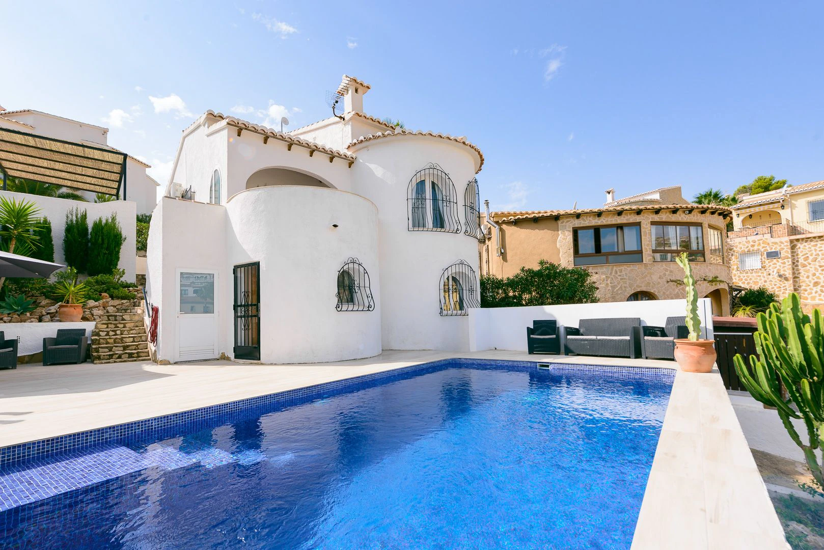 Villa en Cumbre del Sol con apartamento de invitados, piscina privada y terrazas soleadas