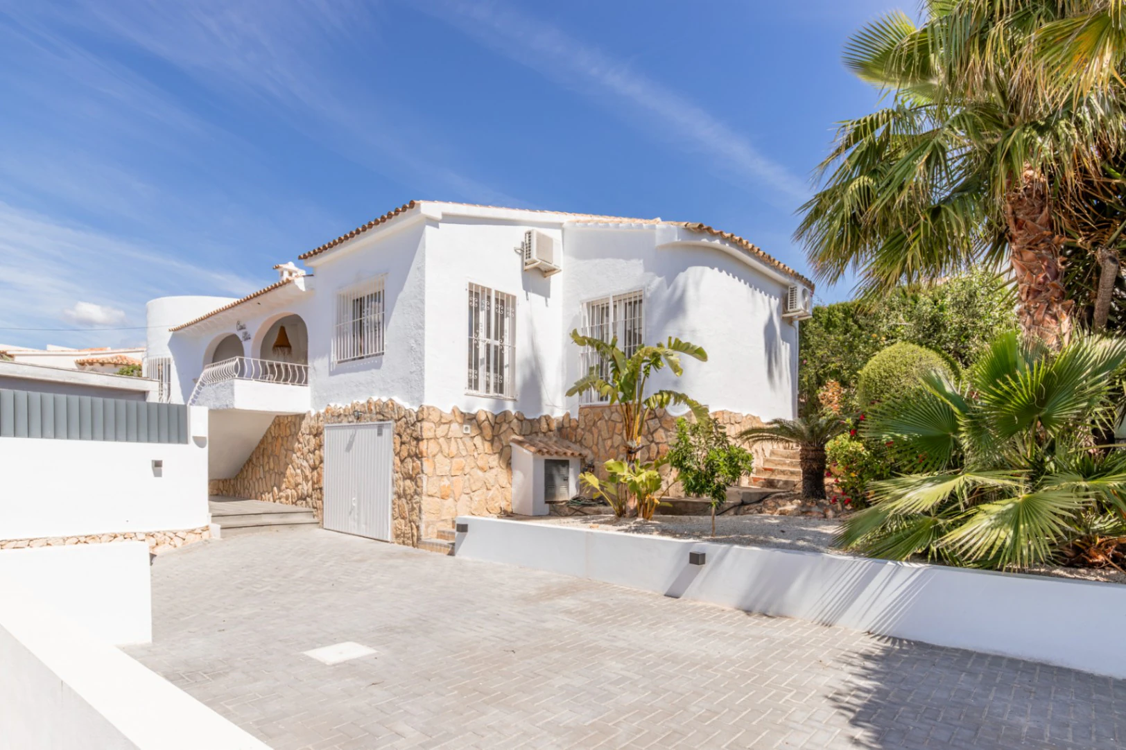 Villa con vistas al mar en venta en Moraira: Amplitud, terrazas y excelente ubicación