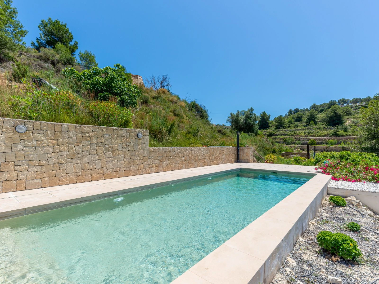 Moderna finca/villa off-grid con piscina y total privacidad en Benissa.