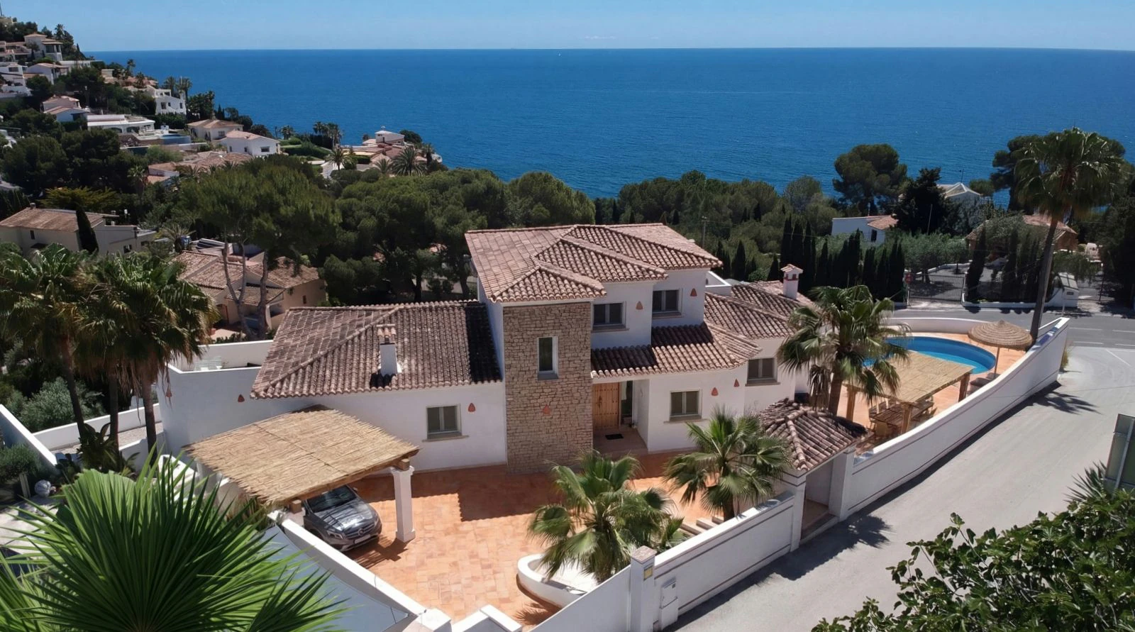 Exclusiva villa moderna de estilo mediterráneo- ibicenco, a tan solo 100 metros de la playa.