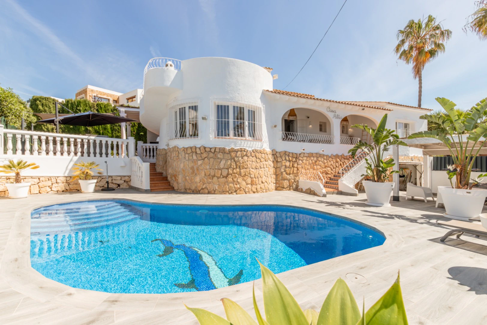 Villa mit Meerblick zum Verkauf in Moraira: Weite, Terrassen und ausgezeichnete Lage