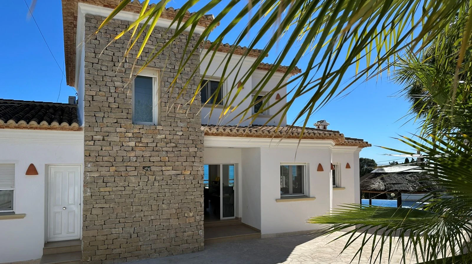 Exclusiva villa moderna de estilo mediterráneo- ibicenco, a tan solo 100 metros de la playa.
