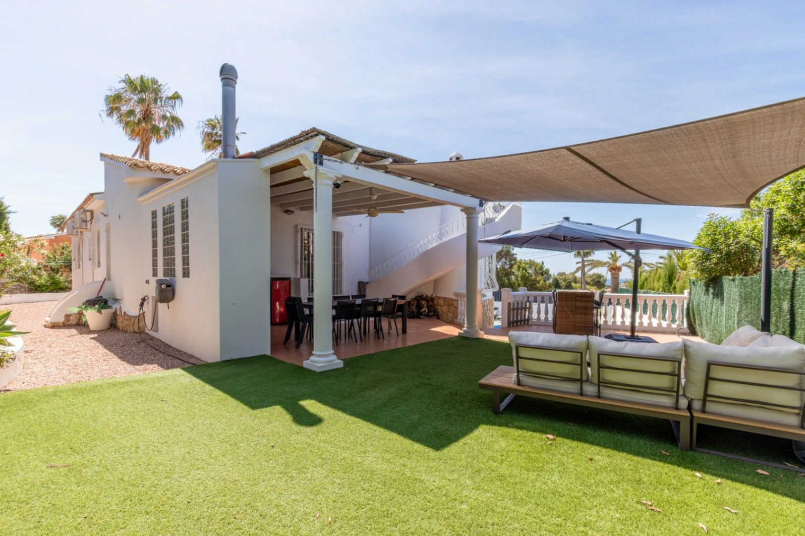 Villa mit Meerblick zum Verkauf in Moraira: Weite, Terrassen und ausgezeichnete Lage