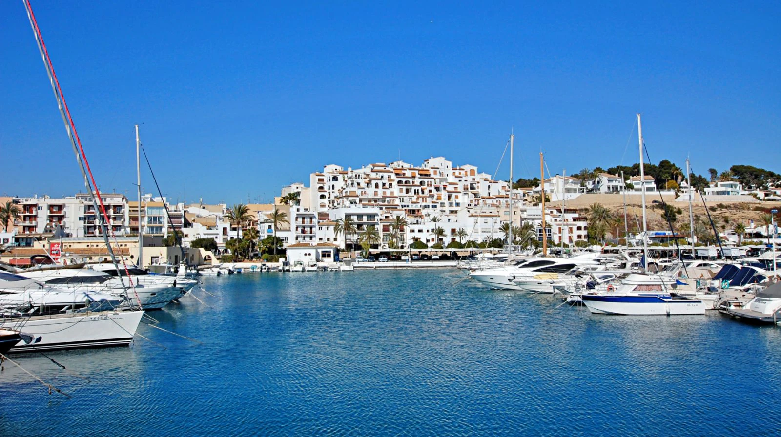 Exclusiva villa moderna de estilo mediterráneo- ibicenco, a tan solo 100 metros de la playa.