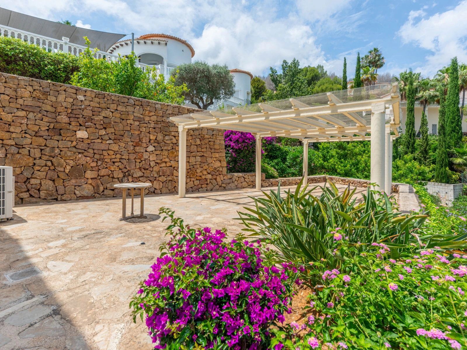 Royal Mediterranean villa with panoramic views of the Montgó, the golf course, and the Mediterranean Sea.