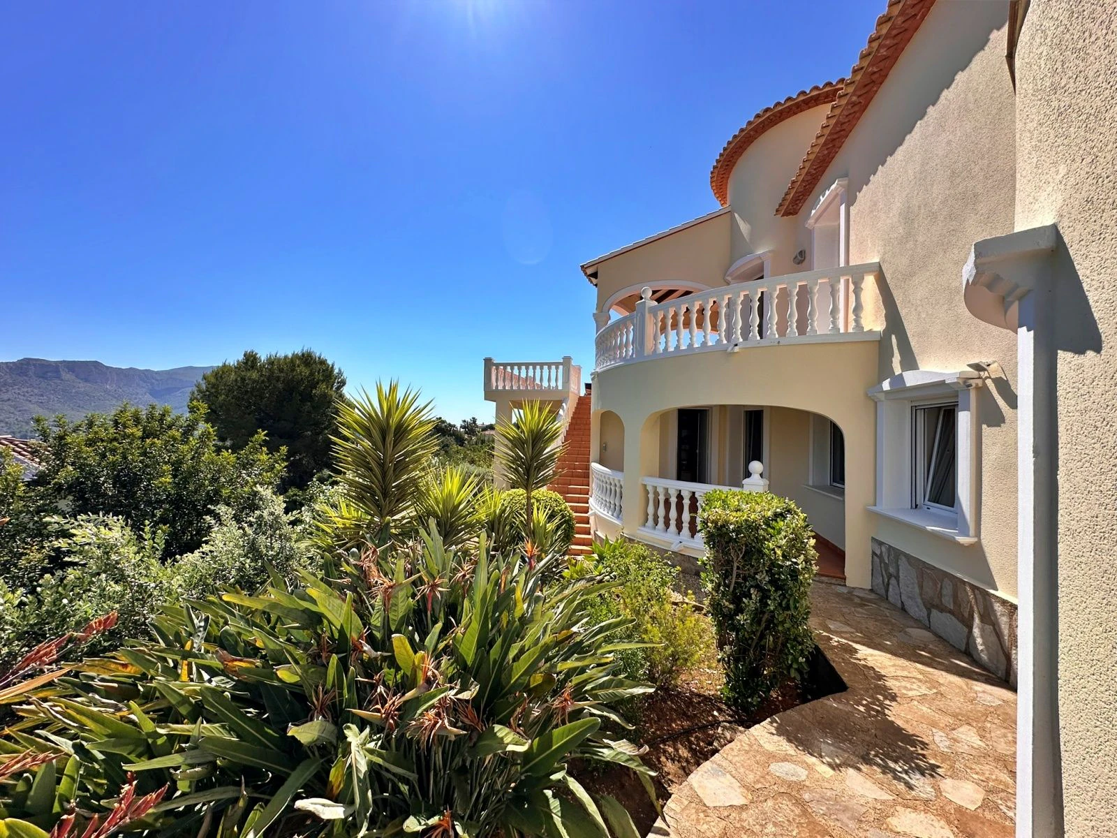 Royal Mediterranean villa with panoramic views of the Montgó, the golf course, and the Mediterranean Sea.