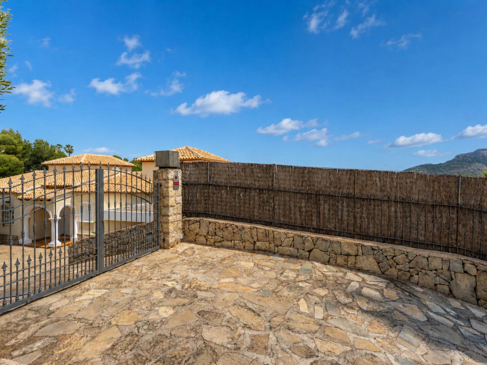 Royal Mediterranean villa with panoramic views of the Montgó, the golf course, and the Mediterranean Sea.