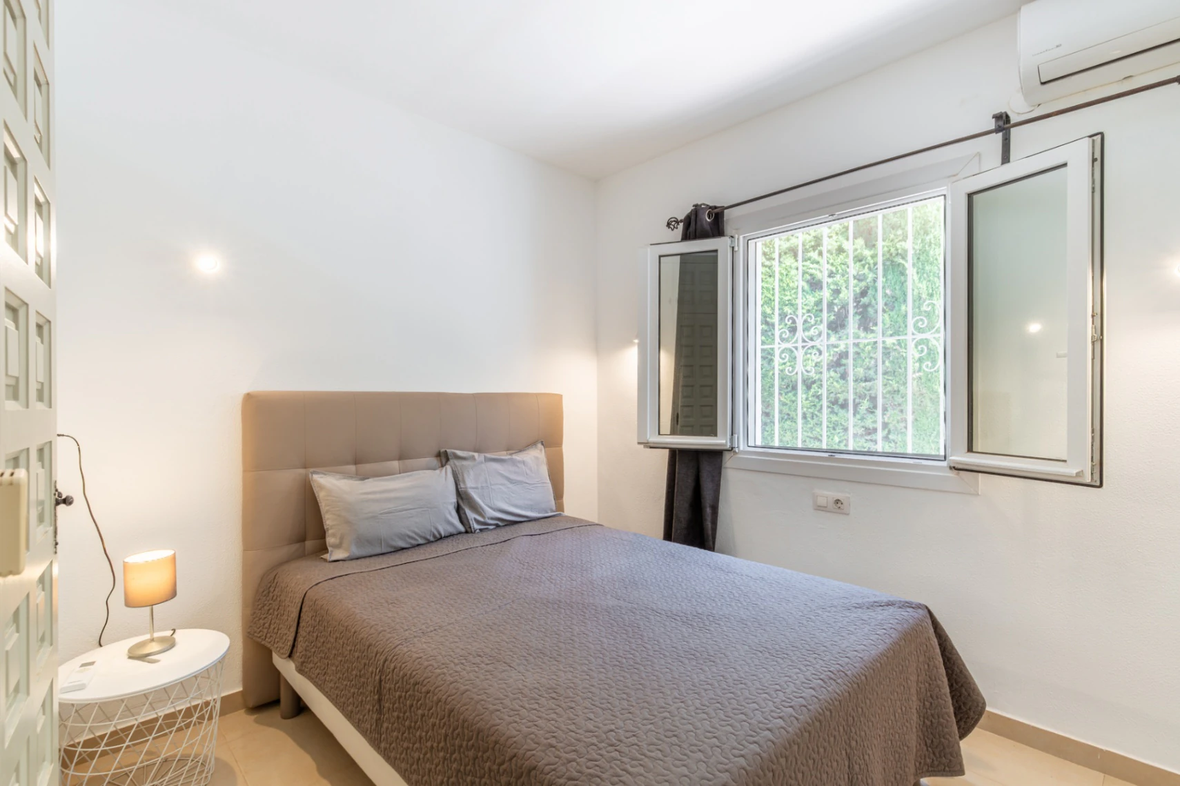 Villa with sea views for sale in Moraira: Spaciousness, terraces, and excellent location.