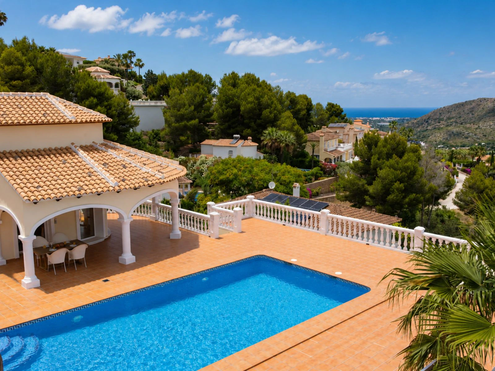 Villa mediterránea real con vistas panorámicas al Montgó, al campo de golf y al mar Mediterráneo.