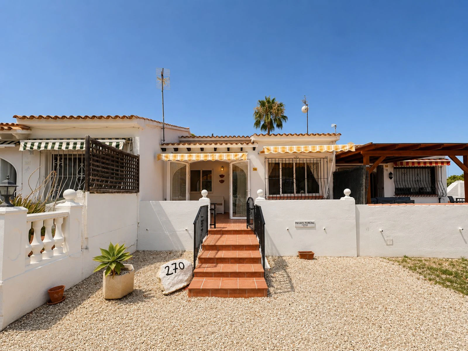 Einstöckiger Bungalow in Strandnähe sowie nahe Geschäften, Restaurants und allen Einrichtungen in Moraira.