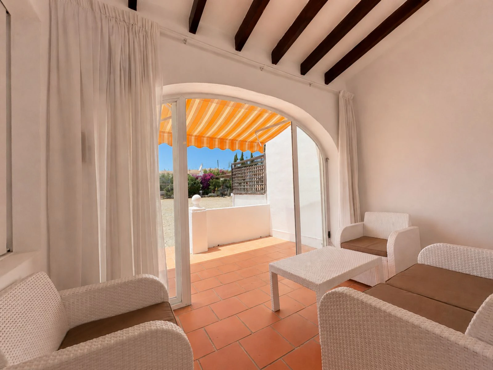 Einstöckiger Bungalow in Strandnähe sowie nahe Geschäften, Restaurants und allen Einrichtungen in Moraira.