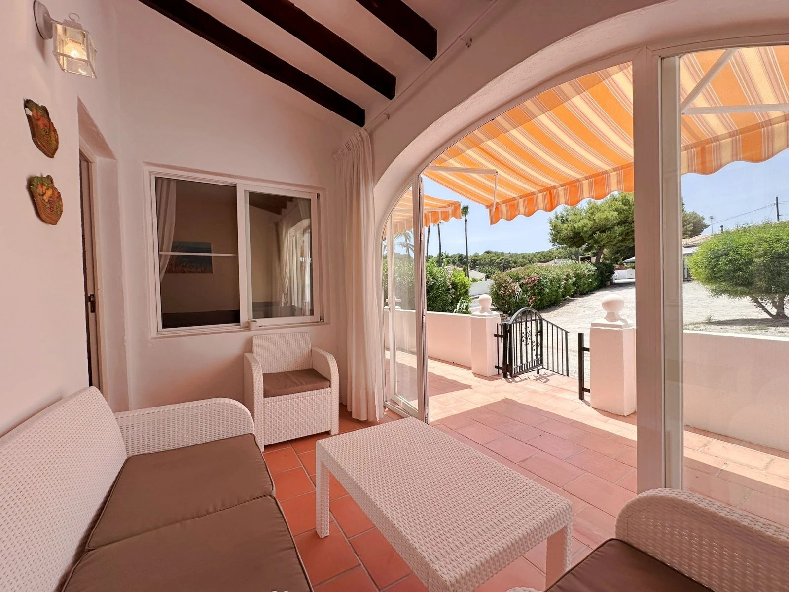 Einstöckiger Bungalow in Strandnähe sowie nahe Geschäften, Restaurants und allen Einrichtungen in Moraira.