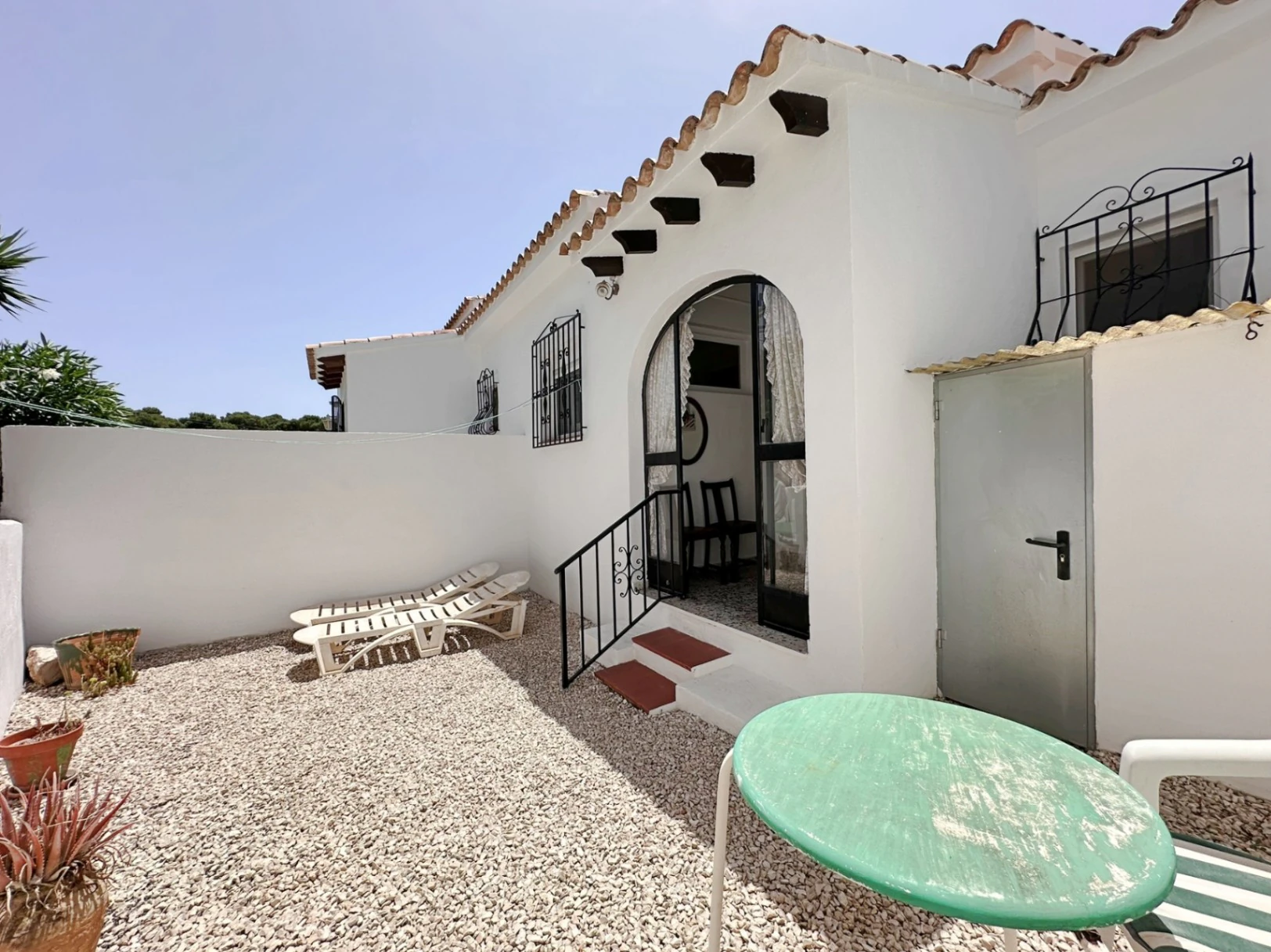 Einstöckiger Bungalow in Strandnähe sowie nahe Geschäften, Restaurants und allen Einrichtungen in Moraira.