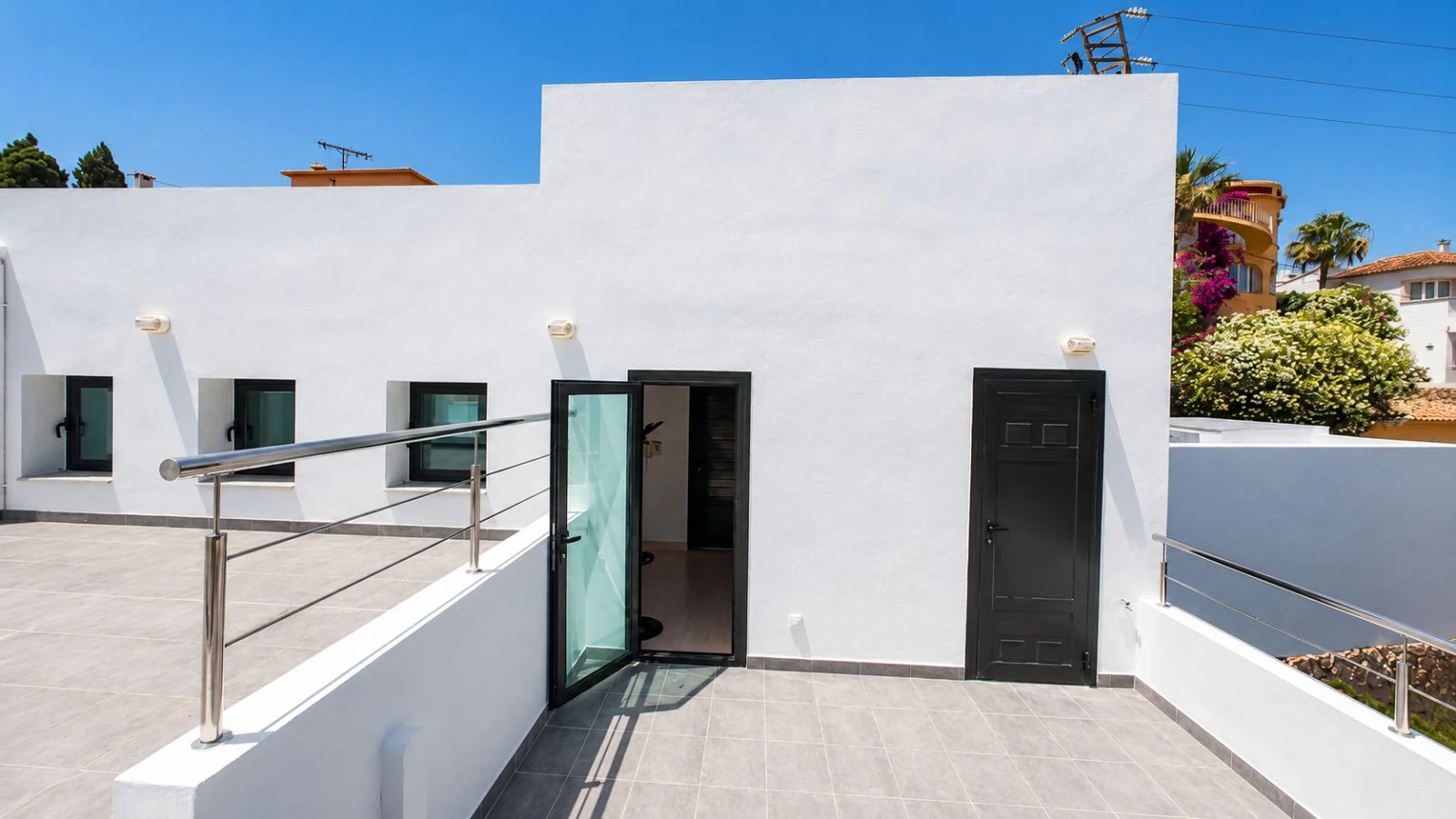 Villa a poca distancia de Cala Baladrar con vistas parciales al mar