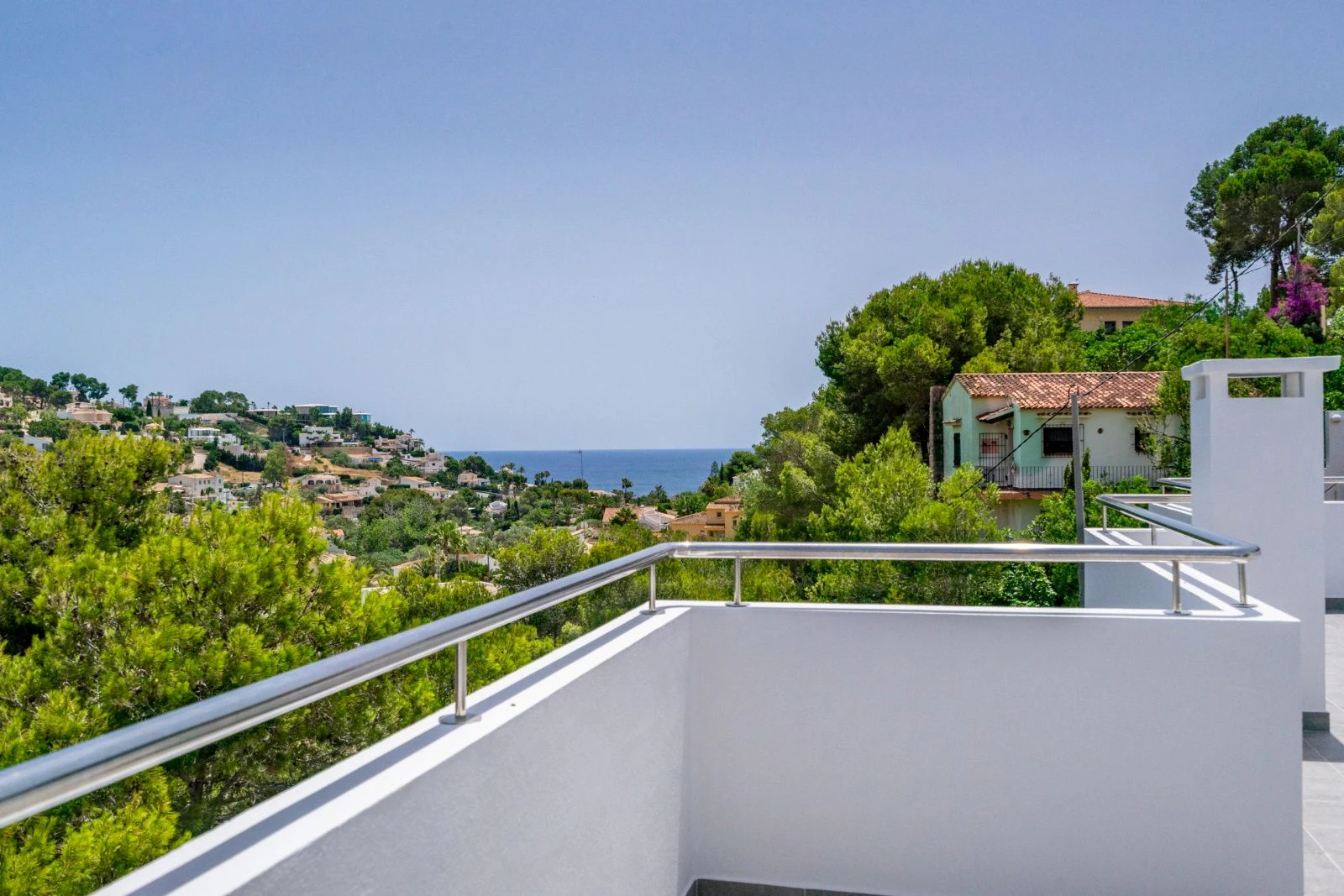 Villa a poca distancia de Cala Baladrar con vistas parciales al mar