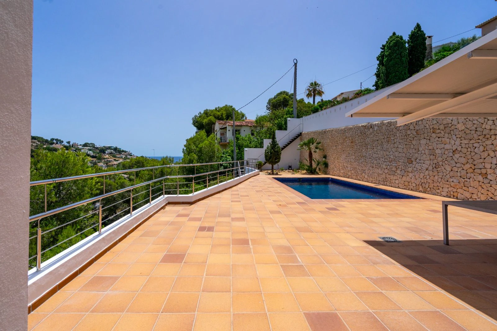 Villa a poca distancia de Cala Baladrar con vistas parciales al mar