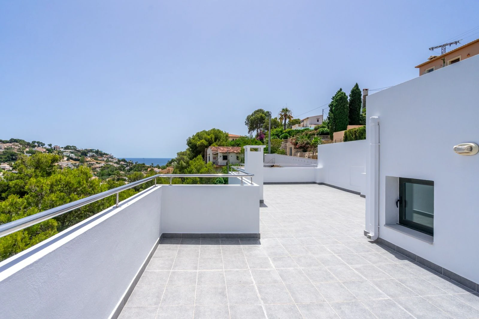 Villa a poca distancia de Cala Baladrar con vistas parciales al mar