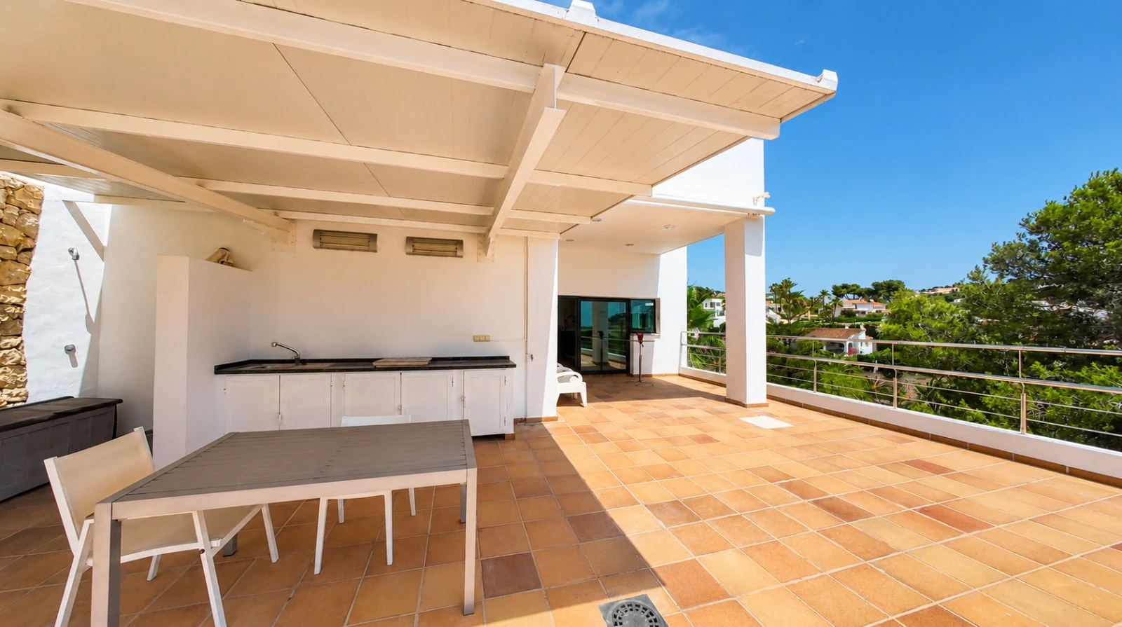 Villa a poca distancia de Cala Baladrar con vistas parciales al mar