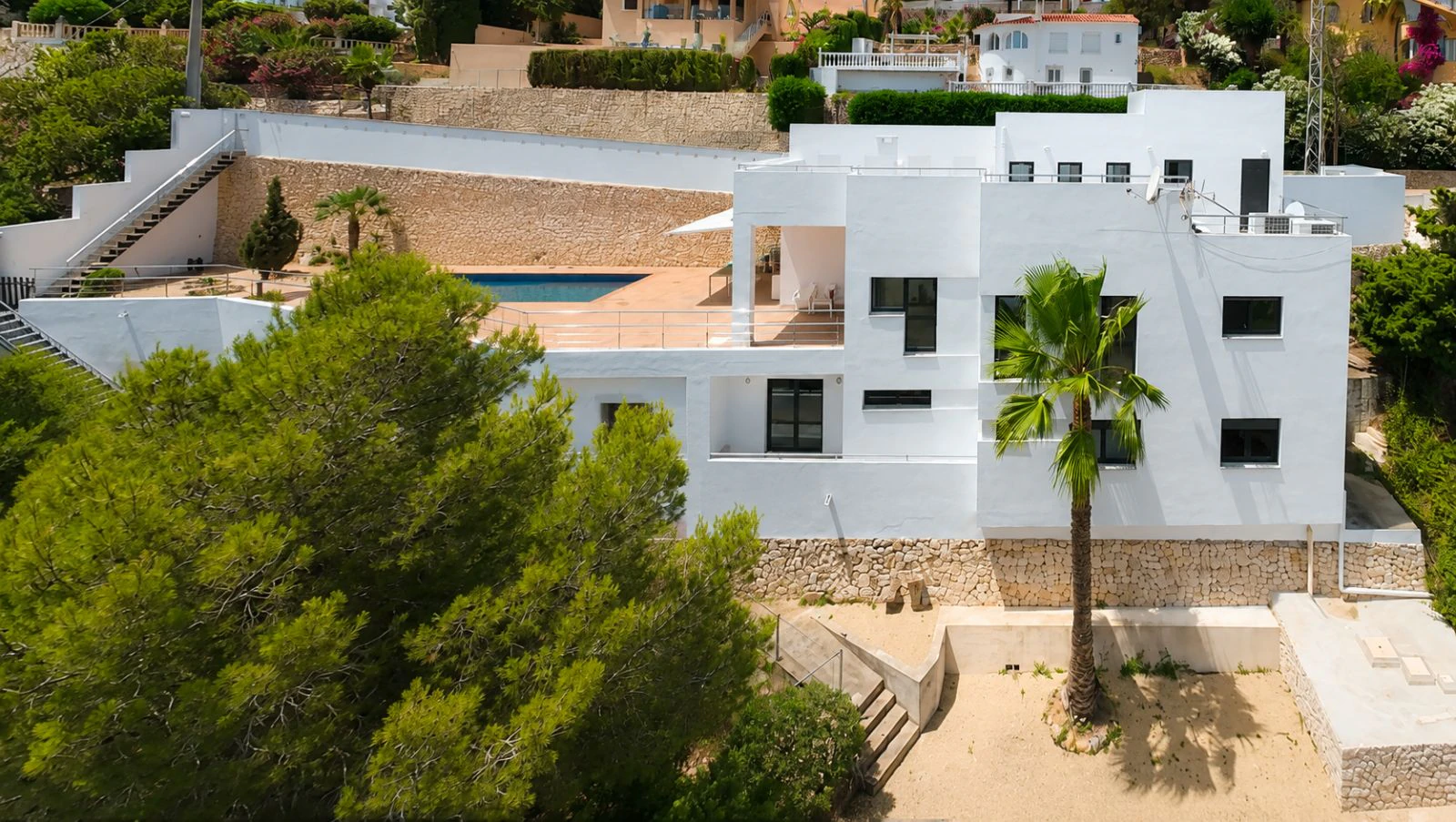 Villa a poca distancia de Cala Baladrar con vistas parciales al mar