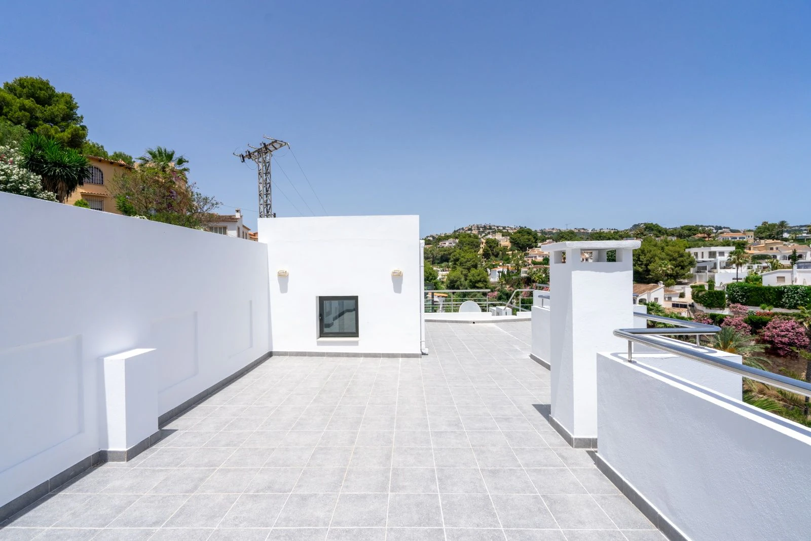 Villa a poca distancia de Cala Baladrar con vistas parciales al mar