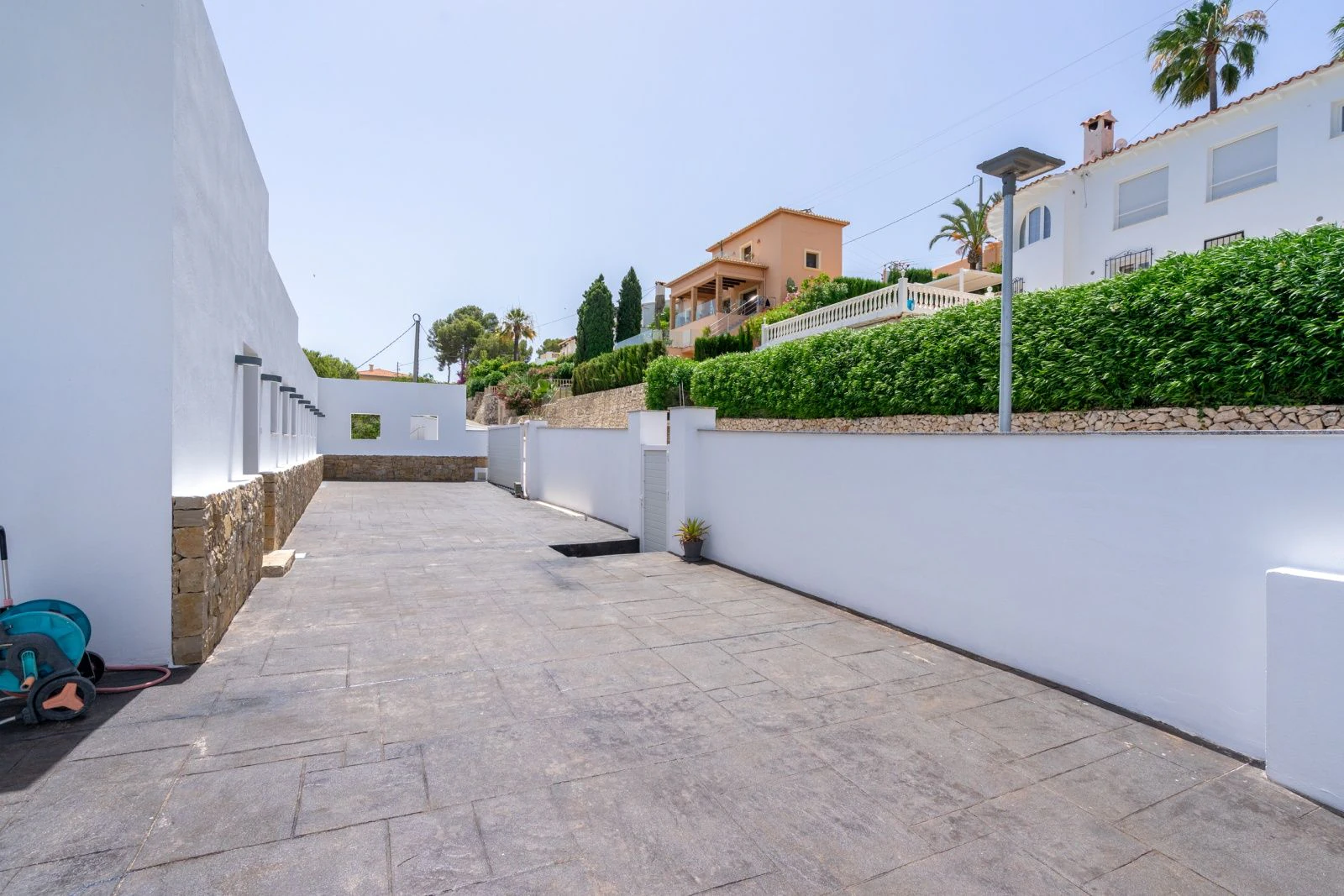 Villa a poca distancia de Cala Baladrar con vistas parciales al mar