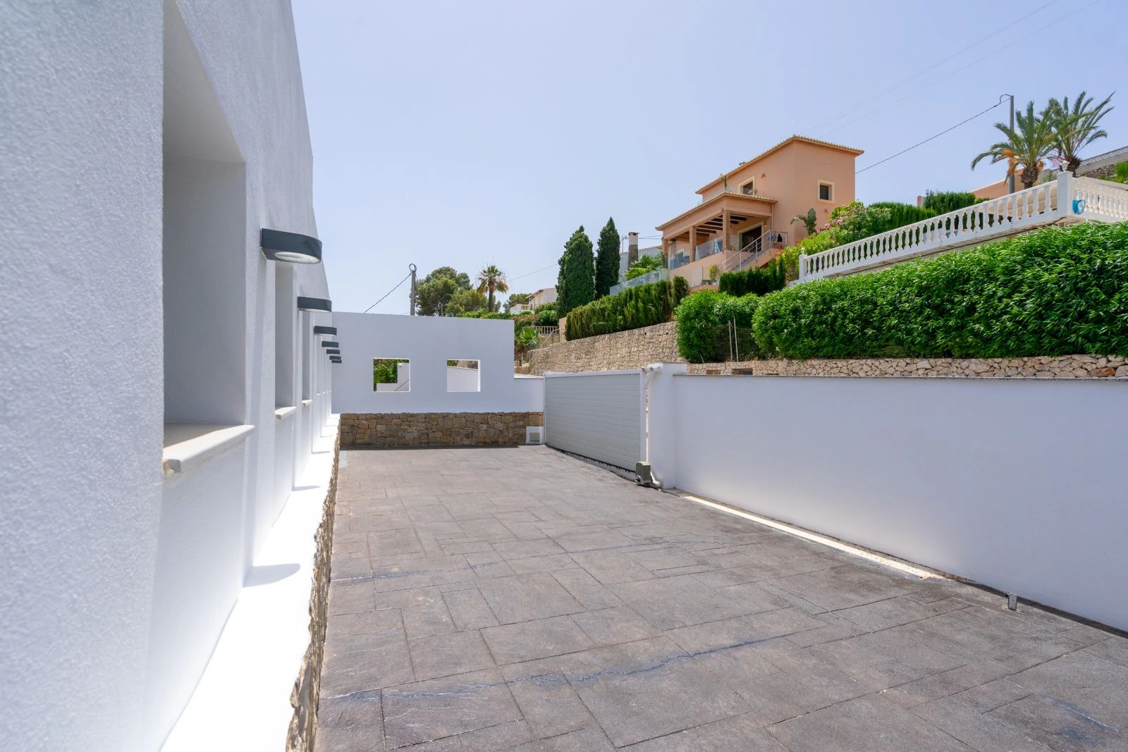 Villa a poca distancia de Cala Baladrar con vistas parciales al mar