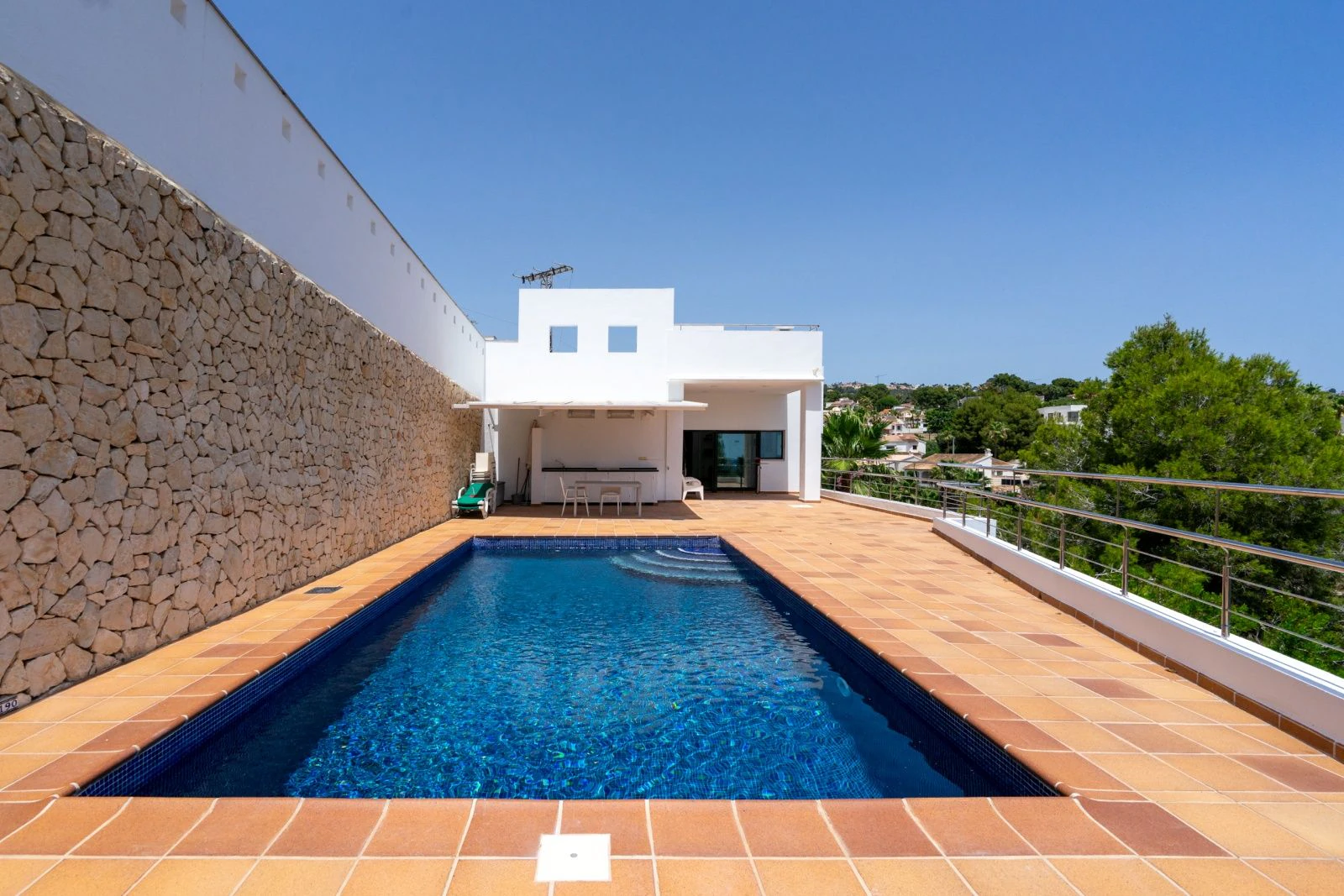 Villa a poca distancia de Cala Baladrar con vistas parciales al mar
