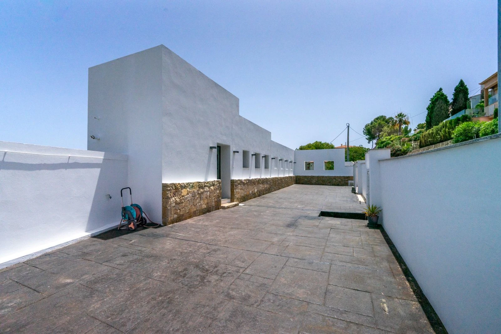 Villa a poca distancia de Cala Baladrar con vistas parciales al mar