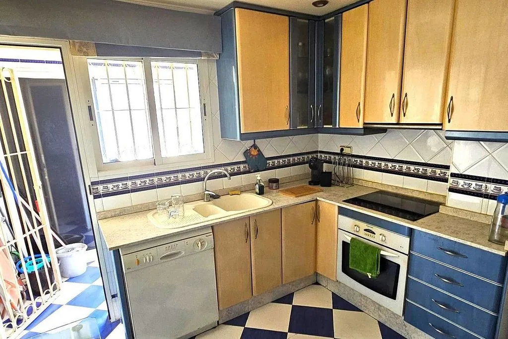 Penthouse for sale with 4 bedrooms in the center of Torrevieja, 500m from the sea.
