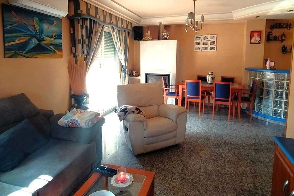 Penthouse for sale with 4 bedrooms in the center of Torrevieja, 500m from the sea.