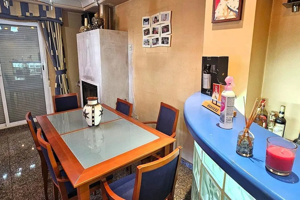 Penthouse for sale with 4 bedrooms in the center of Torrevieja, 500m from the sea.