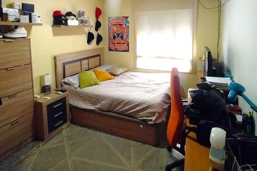 Penthouse for sale with 4 bedrooms in the center of Torrevieja, 500m from the sea.