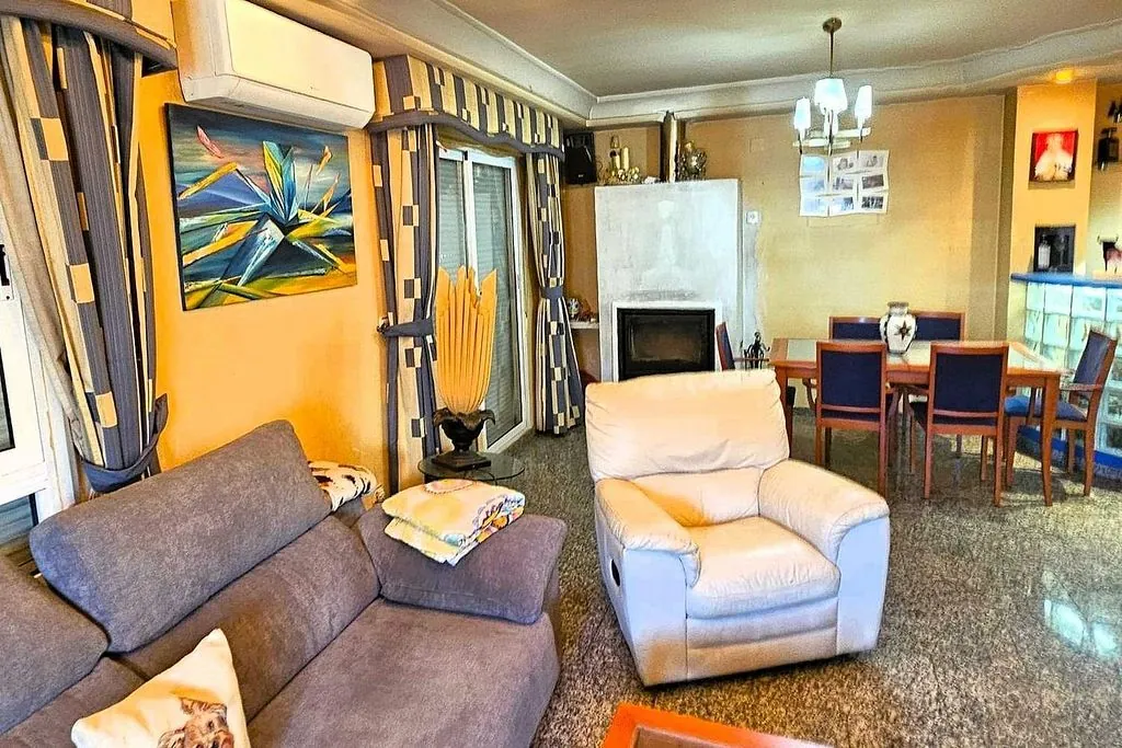 Penthouse for sale with 4 bedrooms in the center of Torrevieja, 500m from the sea.