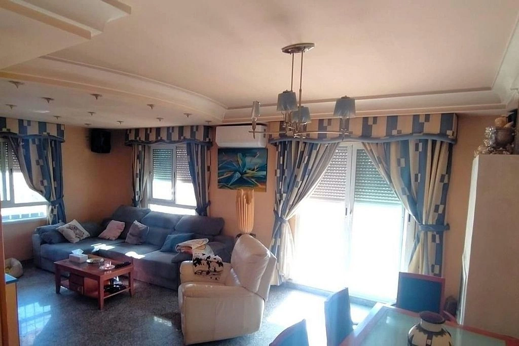 Penthouse for sale with 4 bedrooms in the center of Torrevieja, 500m from the sea.