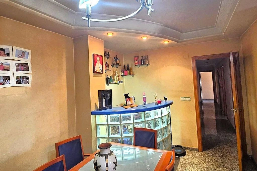Penthouse for sale with 4 bedrooms in the center of Torrevieja, 500m from the sea.