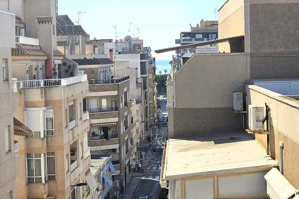 Penthouse for sale with 4 bedrooms in the center of Torrevieja, 500m from the sea.