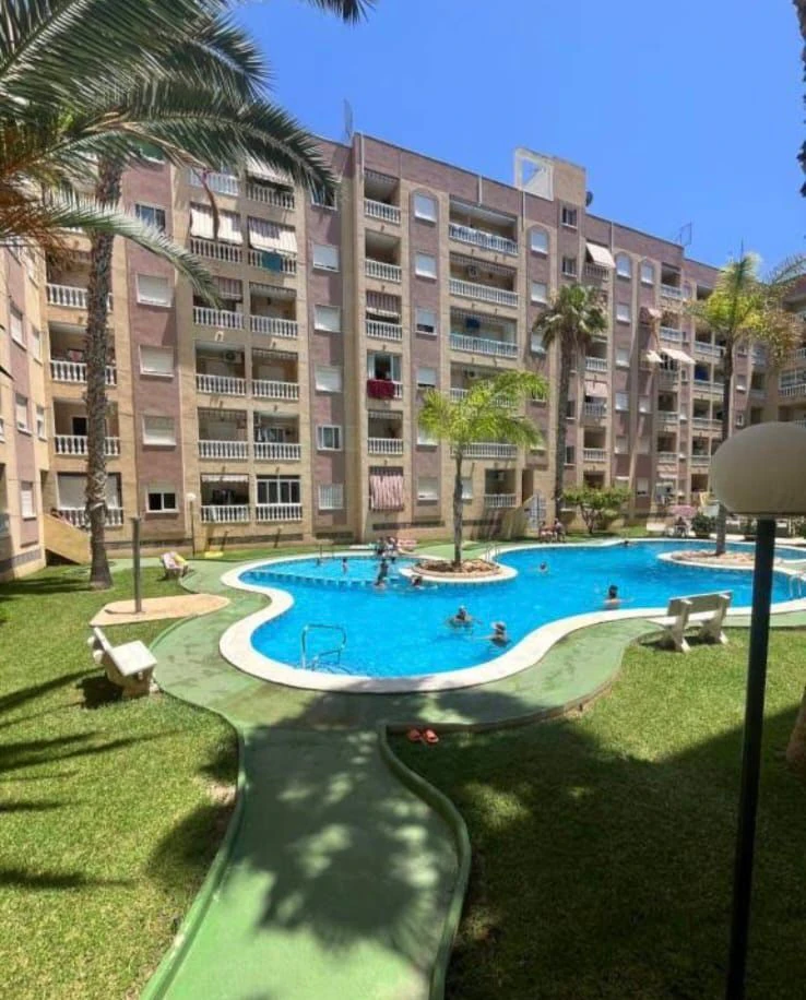 Apartamento planta baja en venta de 2 dormitorios en Torrevieja, Parque de las Naciones.