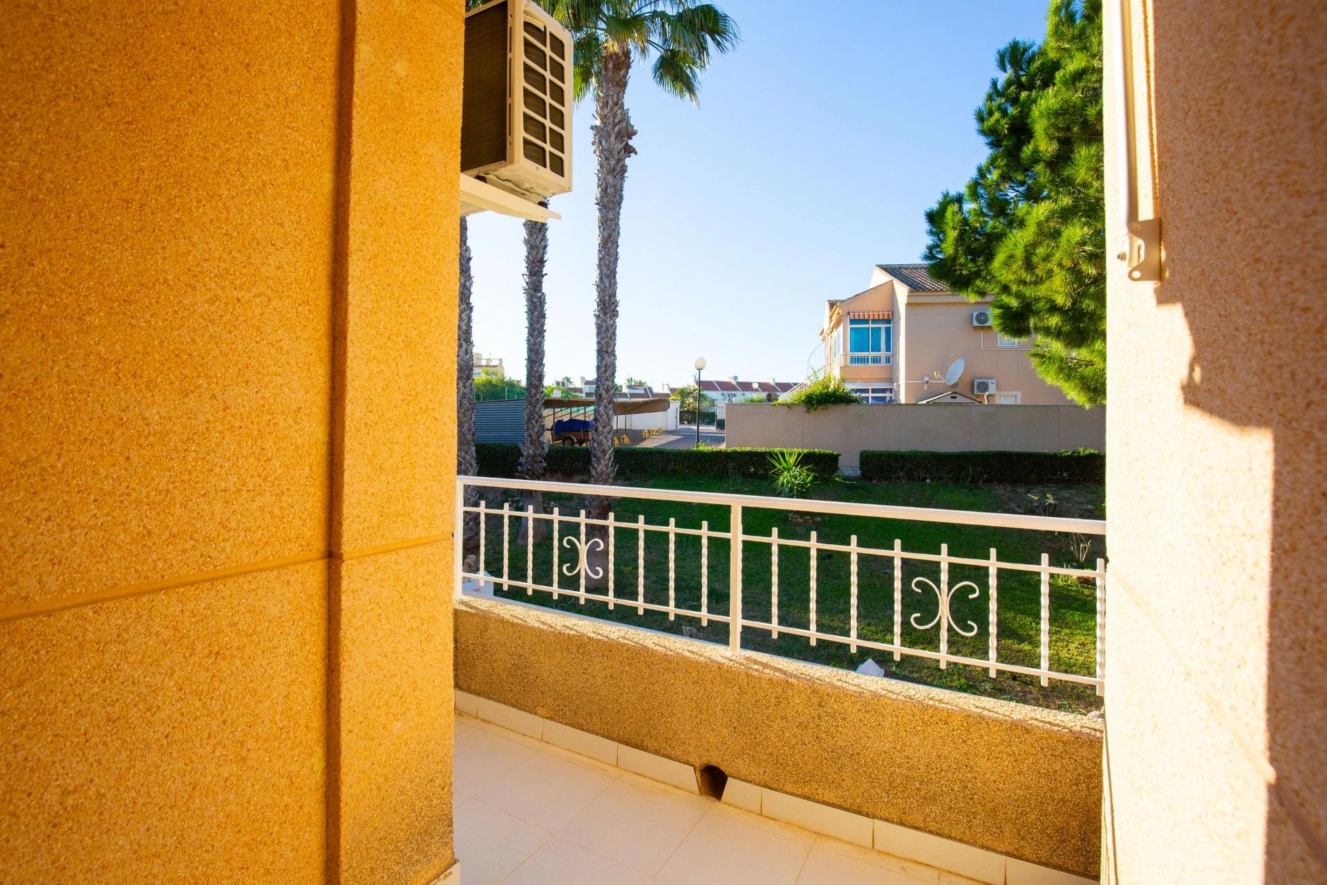 Apartamento reformado con vistas al mar, piscina, tenis y aparcamiento