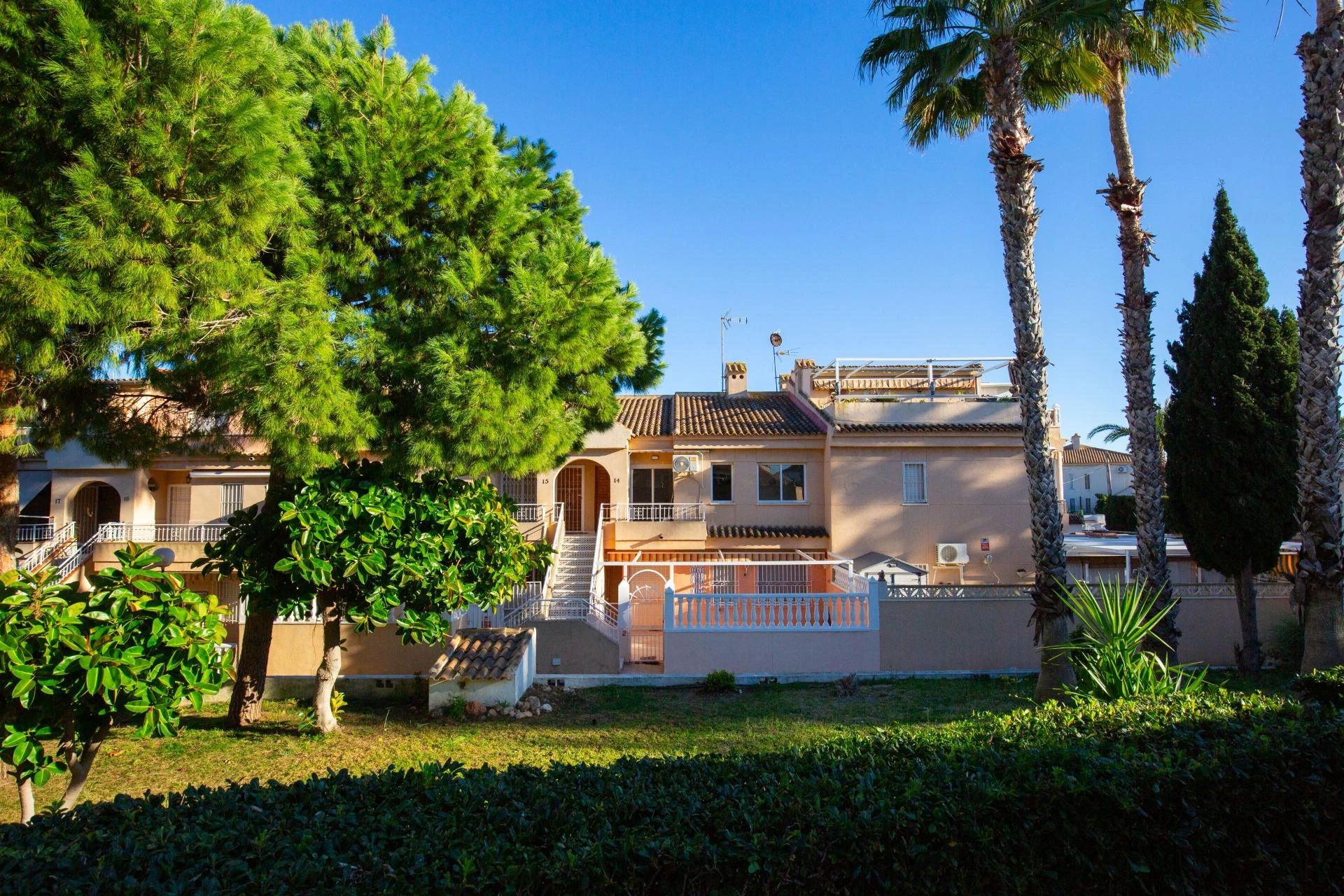Apartamento reformado con vistas al mar, piscina, tenis y aparcamiento