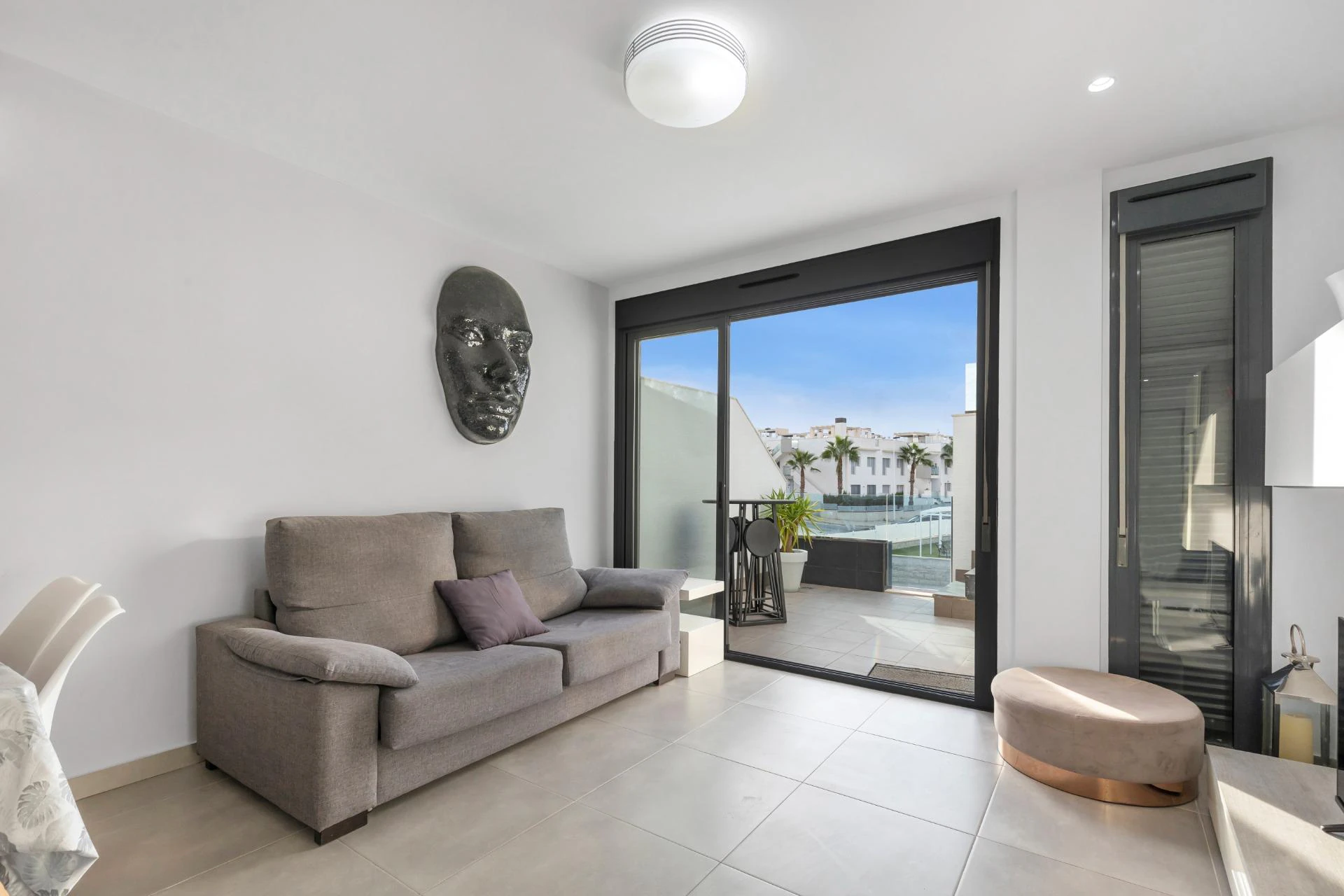 Apartamento en Planta Alta con Solárium Privado – Oasis Beach 7, Punta Prima (Torrevieja)