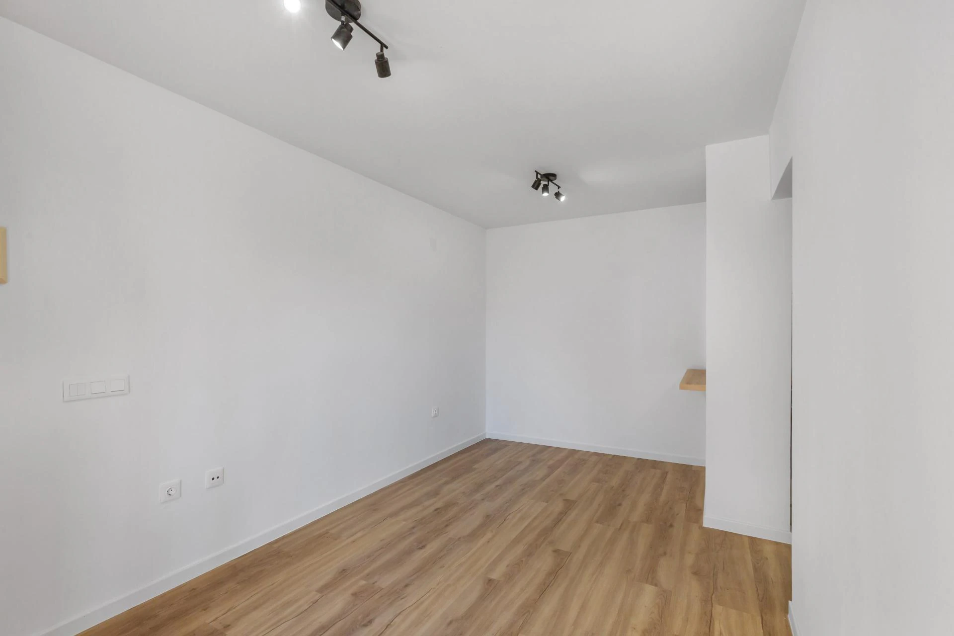Apartamento reformado con vistas al mar, piscina, tenis y aparcamiento