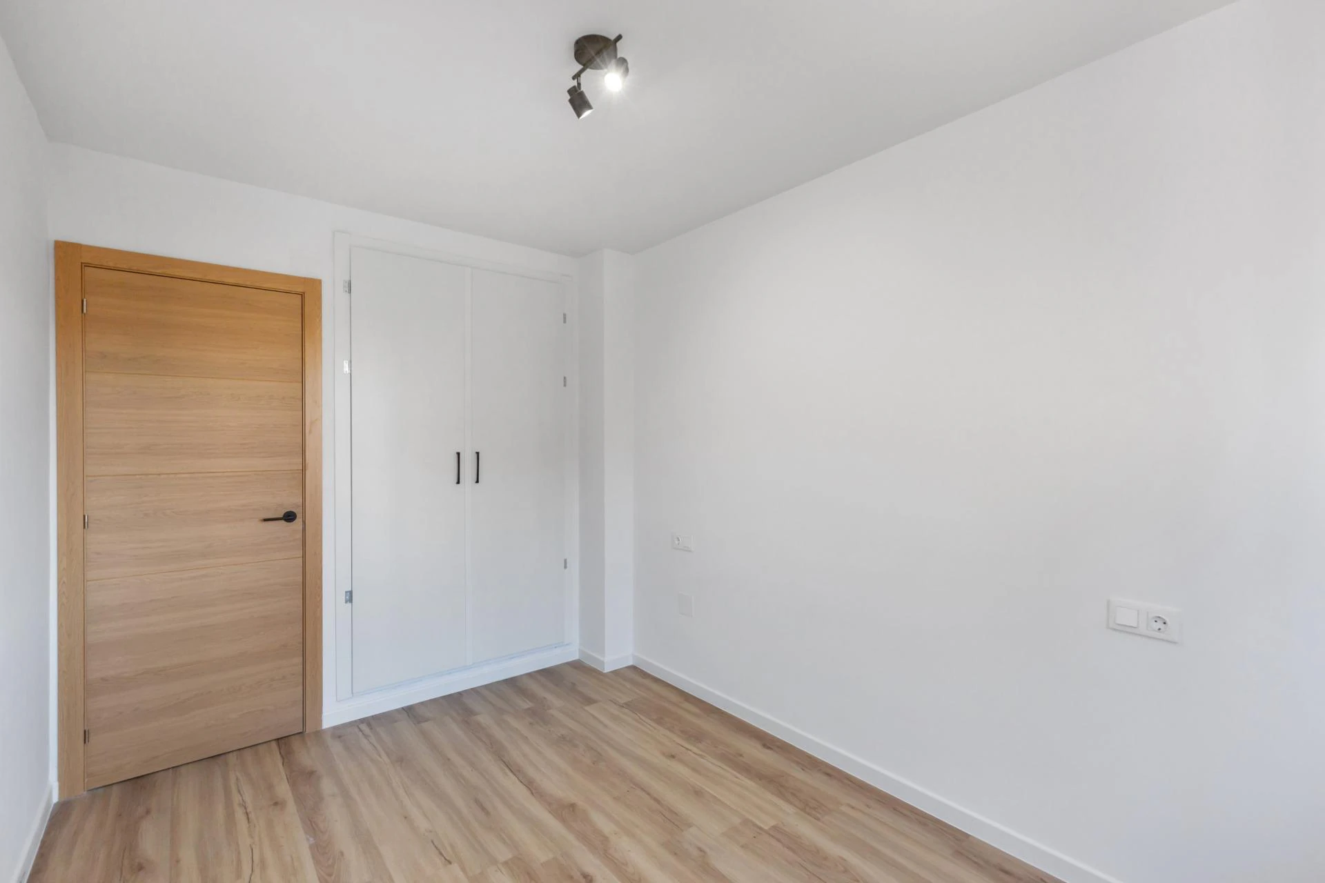 Apartamento reformado con vistas al mar, piscina, tenis y aparcamiento